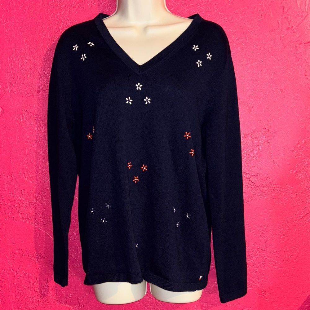 NWOT. Tommy Hilfiger cotton Sweater. With flowers in red, White, And blue. Sz L